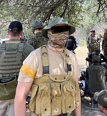 военный бронежилет: Разгрузочный жилет / нагрудная разгрузка в песочном цвете. Оснащён — 2