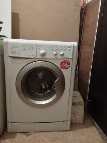 продать бу стиральную машину: Стиральная машина Indesit, Б/у, Автомат, До 6 кг