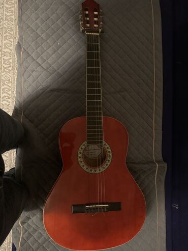 gitara jolana tornado: Klassik akustik gitara - Korpus: tam ölçülü klassik forma, parlaq
