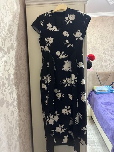 Dəstlər, kostyumlar: Qara rəngdə, ağ çiçək naxışlı zərif qadın donu. - Dizayn: V-yaxalı