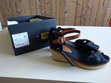 Sandale i japanke: Nove Tommy Hilfiger sandale teget boje broj 37 Cena 7000 din