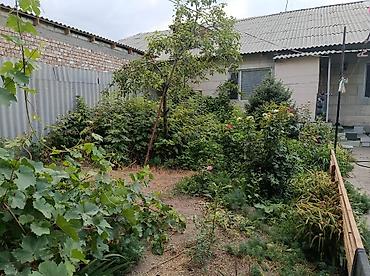 Продажа полдома: Продается пол дома. Район ГЭС-2. Участок по документам 5 сот. Рядом — 18