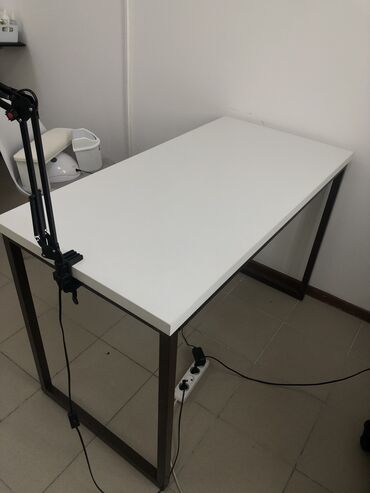столик маникюрный: Компьютерный Стол, цвет - Белый, Новый