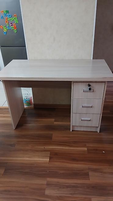 Офис столдору: Письменный/рабочий стол с тумбой - Материал: ЛДСП светлого древесного — 1
