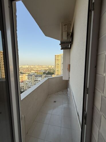 Uzunmüddətli kirayə mənzillər: Mənzilin təqdimatı - Geniş və işıqlı salon: iri panoram pəncərə — 18