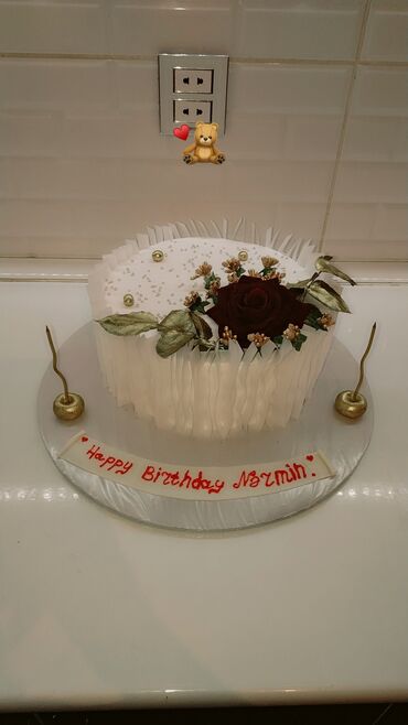 İçkilər: Tematik ad günü tortu – “Happy Birthday Nərmin” - Dizayn: Ağ dalğalı