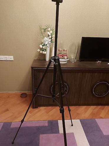 led isiq tripod: Teleskopik hündürlük tənzimlənməsi olan universal üçayaq (tripod) və — 1
