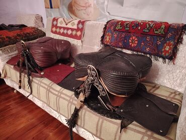 Yəhərlər: Qədimi Çərkəzi Yəhərlər—Qırmızı yəhər 1965ci il Qara yəhər isə 1968ci — 2