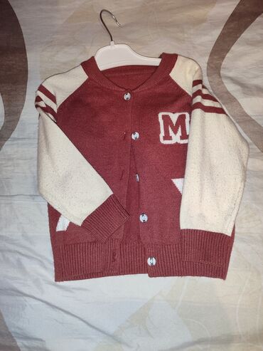 Tavalar: 1-2 yas uşaq üçün jaket. çox yumşaq materiali var. 6 azn. catdirilma