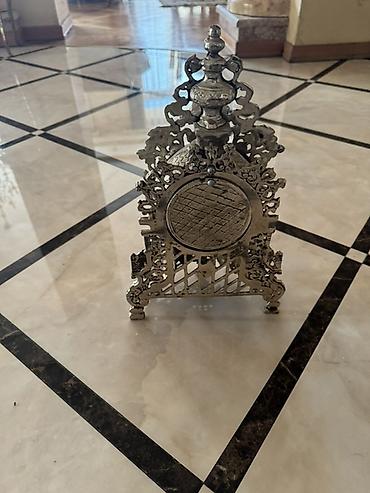 oriyent saat: Antik üslubda dekorativ stolüstü saat. Ağır metal korpus, detallı — 2