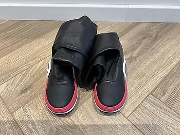 Çəkmələr: Louis Vuitton. Paris butikindən 1490 euro (2970 AZN) alınıb və heç — 4