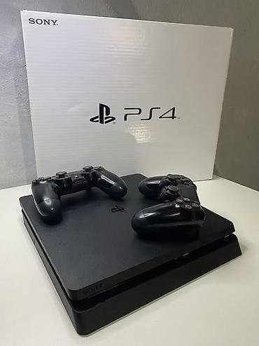 Sony PlayStation 4 (Slim) с двумя беспроводными геймпадами DualShock