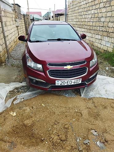 Chevrolet Cruze sedan – tünd qırmızı (bordo) rəngdə. Xüsusiyyətlər: -