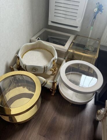 декоративные ящики: Набор декоративных подносов и шкатулок, выполненный в светлых тонах с