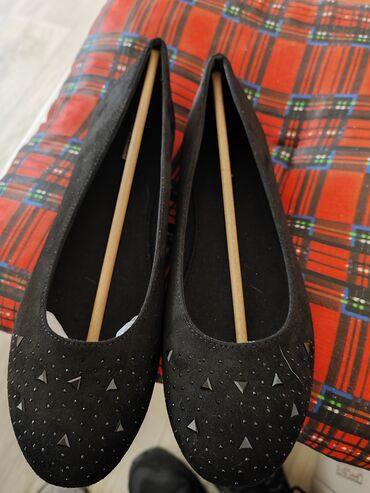 srebrna haljina kakve cipele: Ballet shoes, Graceland, 40