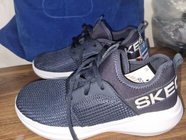 Bıçaqlar: Skechers GO RUN idman ayaqqabısı - Rəng: tünd göy (navy) – arxada iri