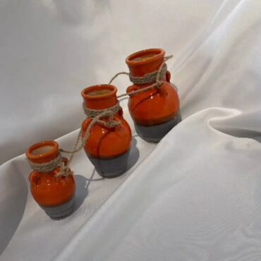 Digər ev dekoru: Zərif naxışlı və parlaq rəngli mina qapaqlı qab. Bu qab mürəkkəb — 6