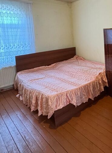 tek adamliq kravatlar: Б/у, Двуспальная кровать, Без подьемного механизма, С матрасом, Без выдвижных ящиков