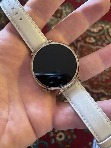 smart telefon: Huawei Watch GT 5 – zərif qızılı çərçivə və açıq krem rəngli dəri — 3