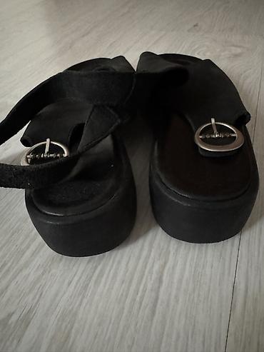 klompe sa platformom: Crne ženske sandale sa platformom.Preudobne.Visina djona 3,5cm.Marka — 3
