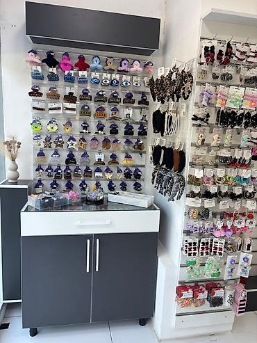 stend vitrin: AİSHA Accessories – zərgərlik və aksessuar mağazası Məhsul — 2