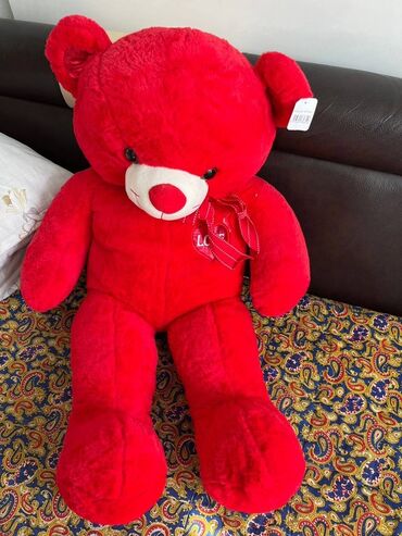 поздравления мишка: Большой плюшевый мишка. - Цвет: ярко‑красный - Высота: около 120 см