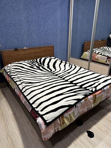 металические кровати: Спальный гарнитур, Двуспальная кровать, Б/у