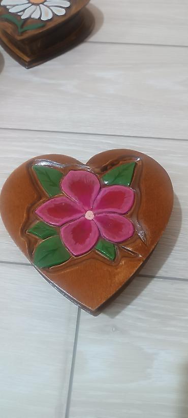 Шкатулки и подставки: Деревянные шкатулки в форме сердца с рельефной ручной росписью. - — 4
