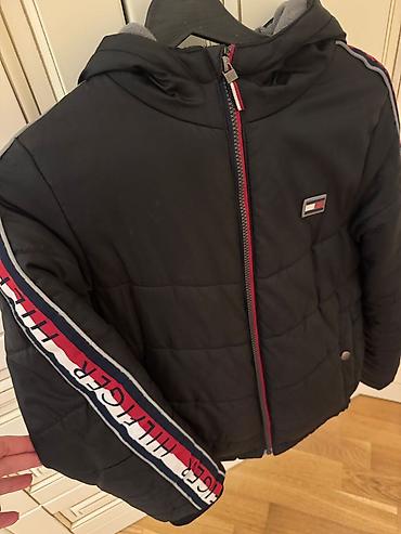 Üst geyimləri: Tommy Hilfiger uşaq qışı üçün kapüşonlu qara şişmə gödəkcə — 2