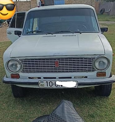 VAZ 21011sedan, ağ rəng. - Ban növü: 4 qapılı sedan - Rəng: ağ -