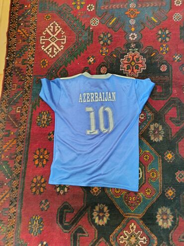 CD, DVD диски и кассеты: Mavi rəngdə, "AZERBAIJAN" yazısı və arxasında "10" nömrəsi olan futbol