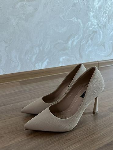 Tuflilər: Bej stiletto — az istifadə olunub 🤍 Zərif bej/nude rəngli, sivri — 2