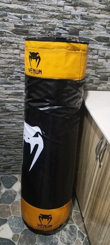 kas: Venum boks kisəsi, zərbələrə davamlı materialdan hazırlanmışdır. Qara