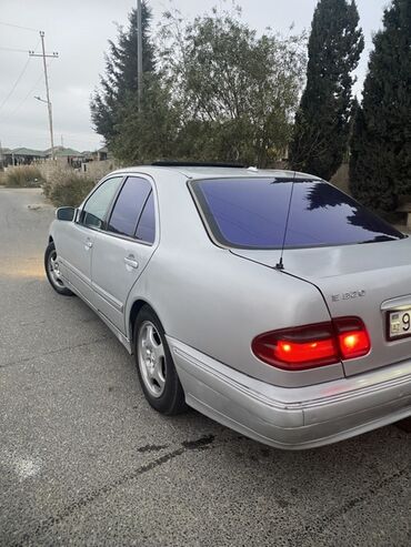 Mercedes-Benz: Mercedes-Benz E-Class W210 CDI sedan - Gümüş (silver) rəng, sedan — 11