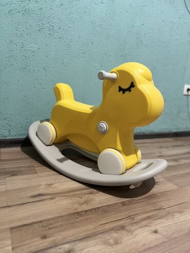 игровая площадка для детей: Желтая детская качалка в виде лошадки предназначенная для самых