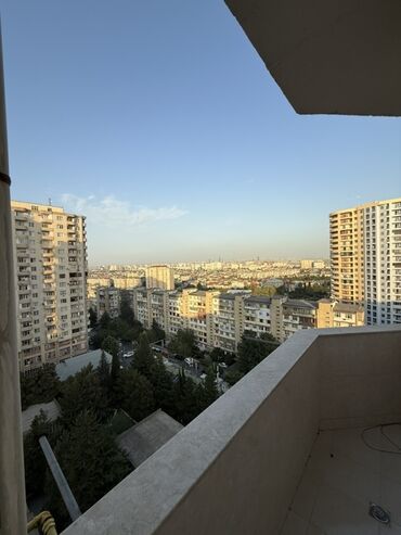 Uzunmüddətli kirayə mənzillər: Mənzilin təqdimatı - Geniş və işıqlı salon: iri panoram pəncərə — 17