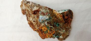 Kristali i minerali: Prirodni mineralni uzorak sa raznim bojama, uključujući plave, zelene — 8