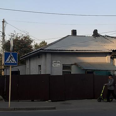 до 200000 сом ош: 🔥 ПРОДАЁТСЯ УГЛОВОЙ УЧАСТОК — ПЕРВАЯ ЛИНИЯ! 📍 Бишкек, пересечение — 3