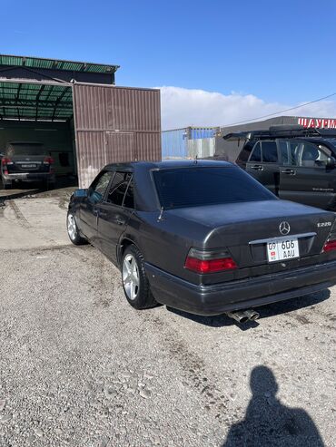 мерс б класс: Mercedes-Benz E 220: 1992 г., 2.2 л, Механика, Бензин, Седан