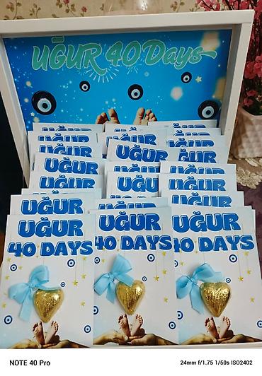 xonça şokolad: "Uğur 40 gün" temalı, üzərində körpə ayaqları və ürək formalı şokolad — 4