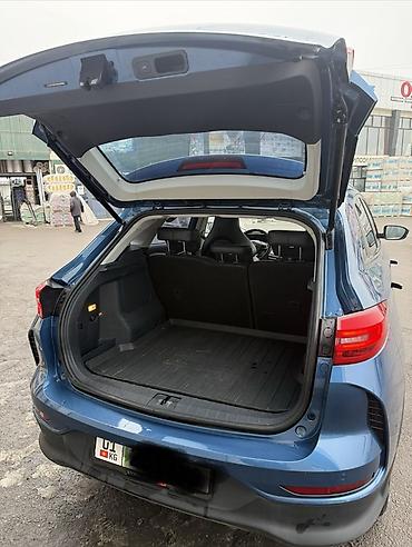 Другой электротранспорт: Электромобиль компактного класса (кроссовер) синего цвета. Кузов и — 12