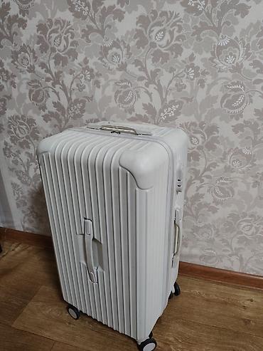 invicta часы: Чемодан, Б/у, Материал: Пластик, Средний (40 - 70 л), Твердый корпус — 1