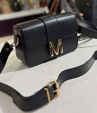 Torbe: Ženska crossbody torba sa metalnim slovom “M” - Model: pravougla — 10