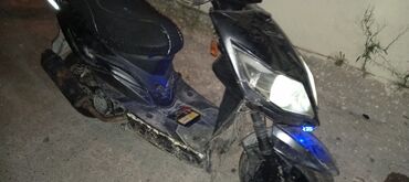 mapet: Fara və göy rəngli LED işıqları olan qara rəngli skuter. Bu skuter