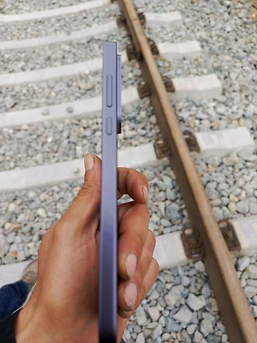 dinamik ev: Smartfon – tam ekranlı, ön kameraya görə mərkəzdə deşikli displey - — 4