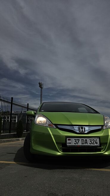 зеленая honda: Honda Fit: 2011 г., 1.3 л, Автомат, Гибрид, Хэтчбэк