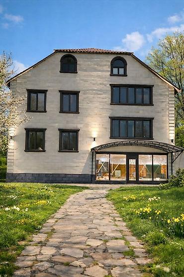 Аренда отелей и хостелов: Хостел в загородном доме - Трехэтажное здание с мансардой, крыша из — 1