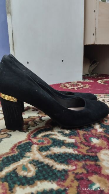 Женская обувь: Ботинки и ботильоны 38, цвет - Черный