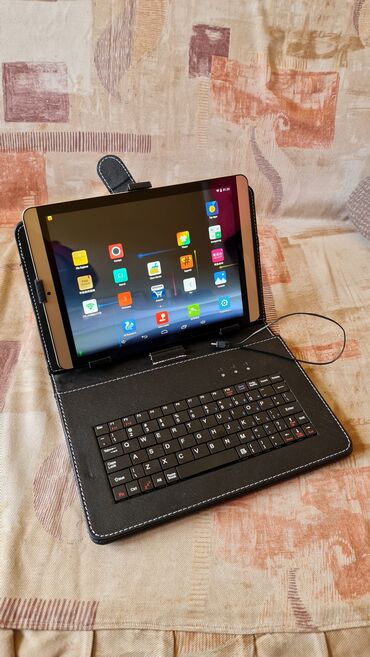 Tableti: Tablet sa futrolom i žičanom tastaturom - Android tablet dijagonale — 1