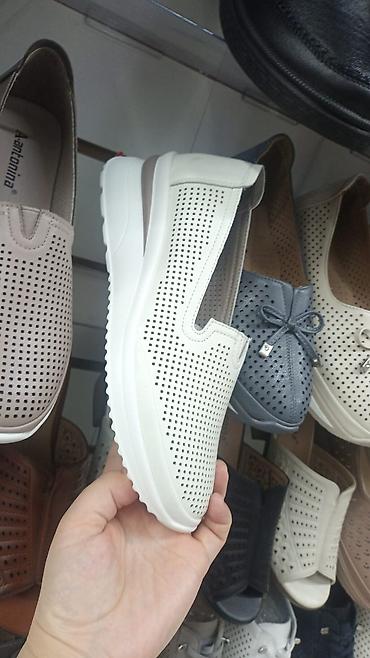 Кроссовки и спортивная обувь: Белые женские кроссовки с перфорацией и шнуровкой. Модель имеет — 18